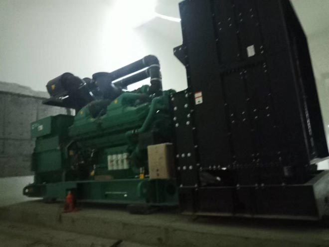 青島院士港二期發(fā)電機設備安裝施工現場